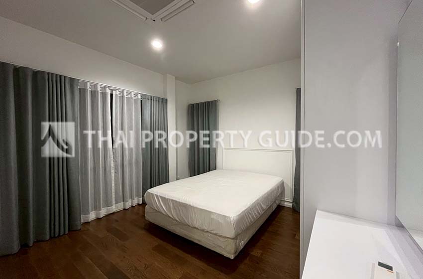 House with Shared Pool in Srinakarin 